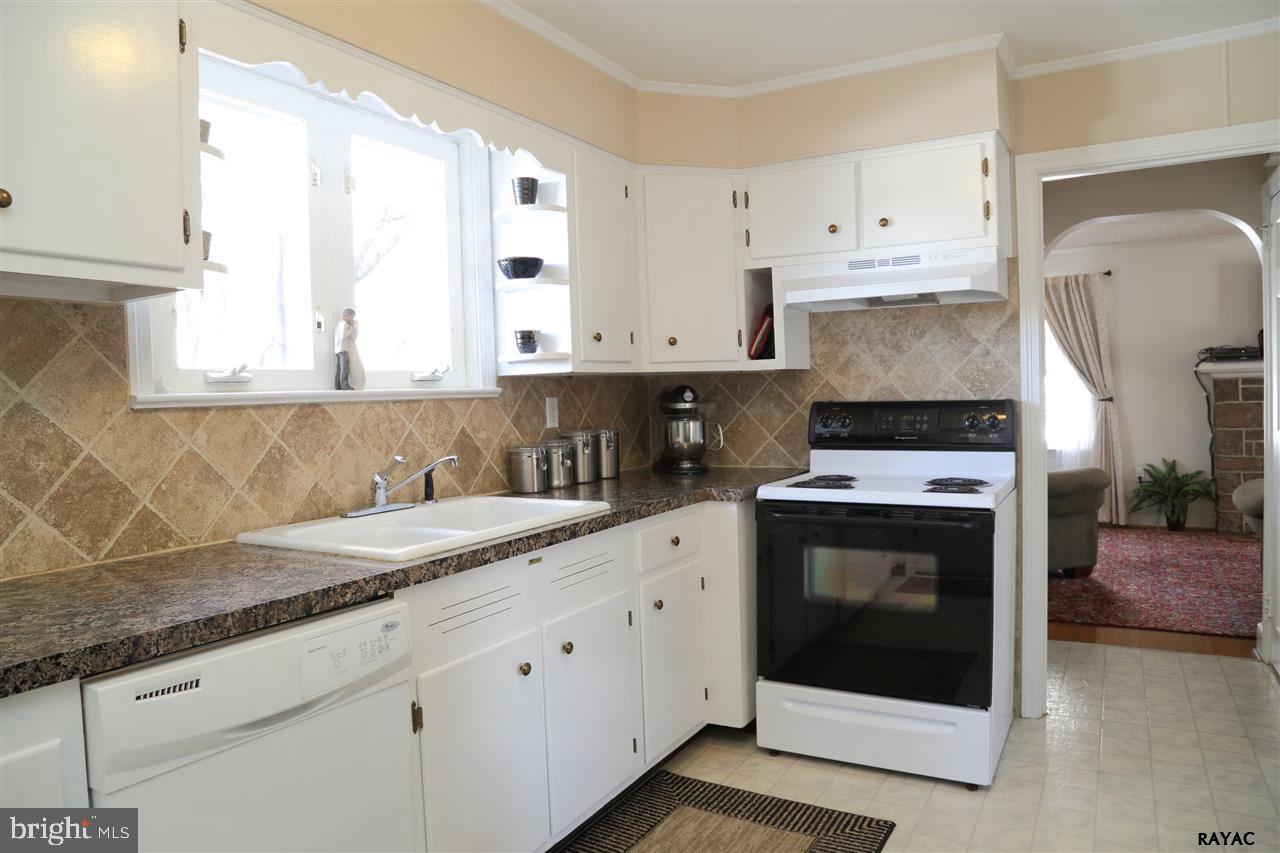 303 Creston Road York, PA 17403 - Photo 4 of 23 Gallery Image 4