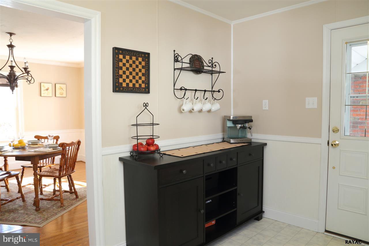 303 Creston Road York, PA 17403 - Photo 5 of 23 Gallery Image 5