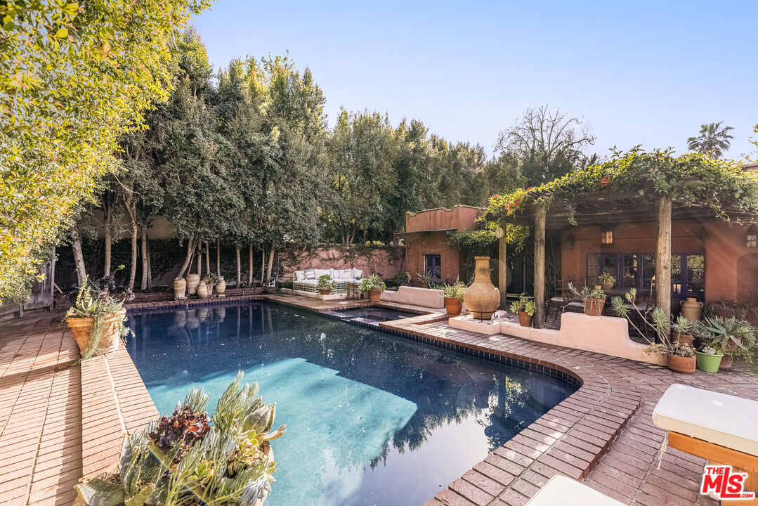 4342 Bakman Avenue Studio City, CA 91602 - Photo 28 of 31 a view of a swimming pool with chairs in patio