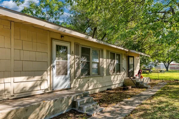 a view of a house with backyard
