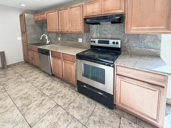 $2,950 | 6301 West Earll Drive, Phoenix, AZ 85033