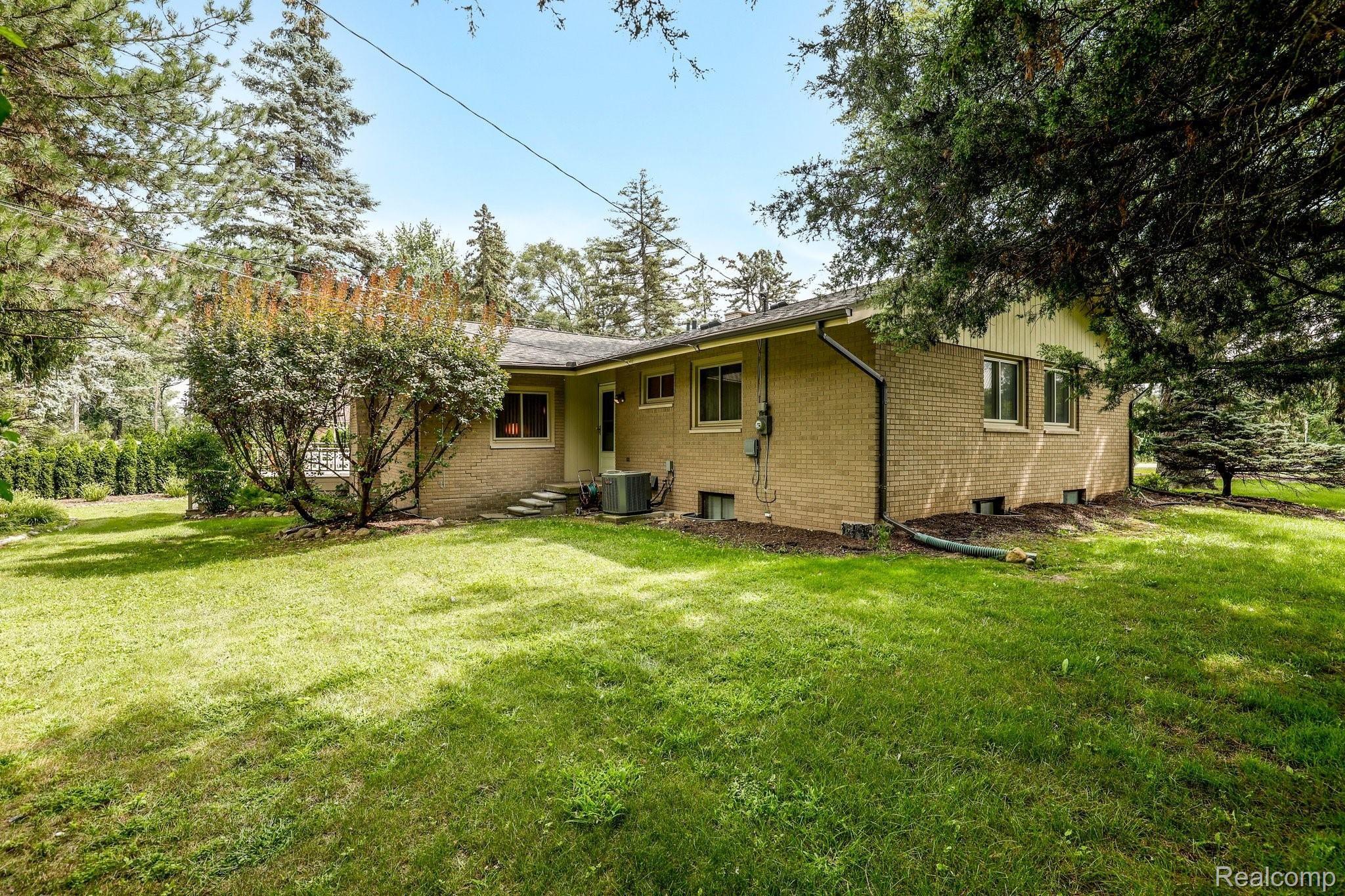 34242 Freedom Road Farmington, MI 48335 - Photo 29 of 32 32-web-or-mls-34242 Freedom Road Farmington008.jpg