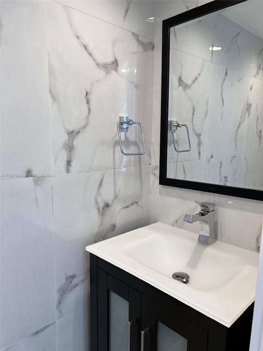 6231 Southwest 138th Court, Unit G Miami, FL 33183 - Photo 5 of 46 1/2 BATHROOM 1ST FLOOR