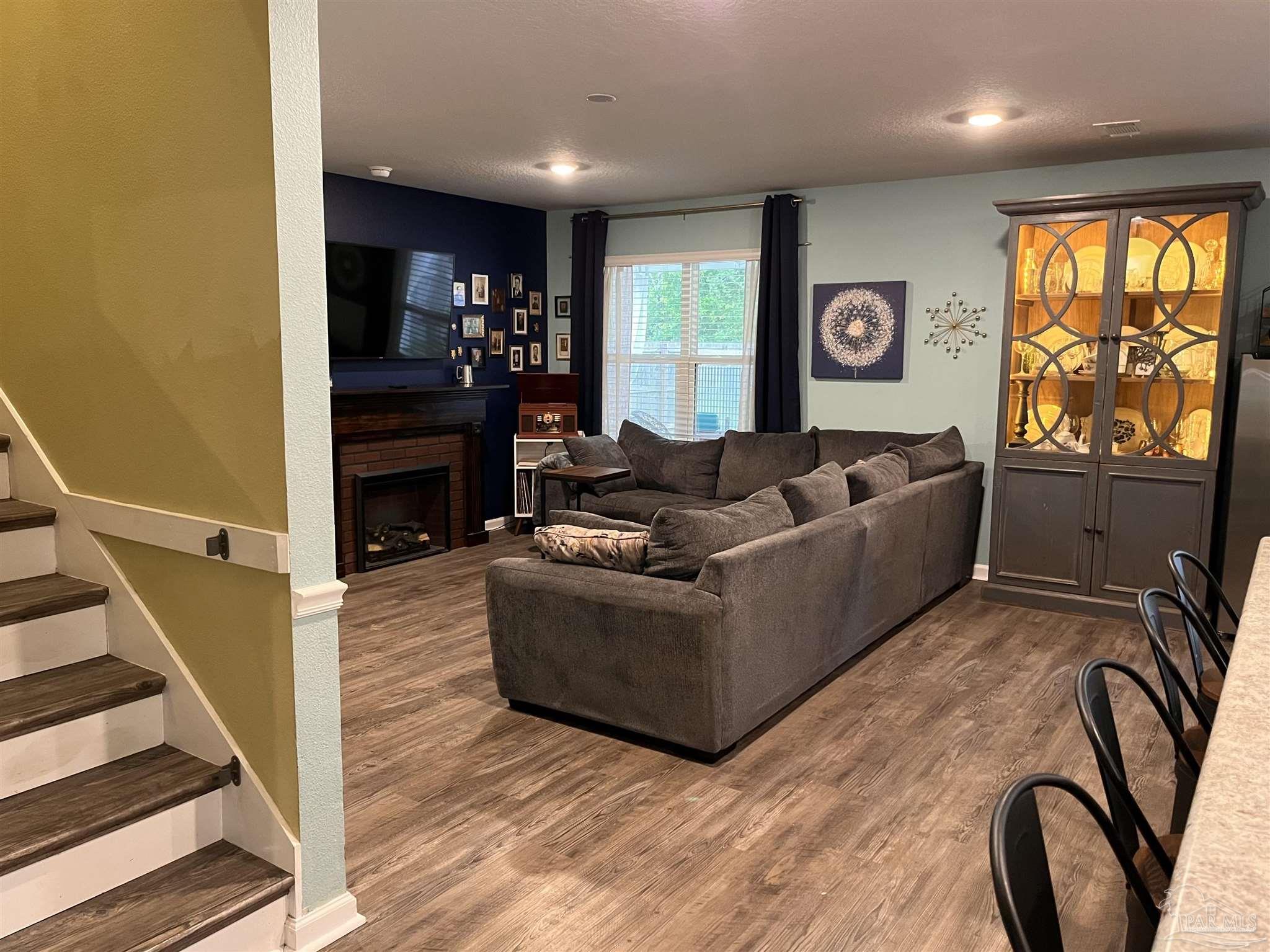 5375 Peach Drive Milton, FL 32571 - Photo 11 of 34 a living room with furniture and window