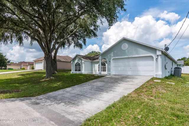 a view of a house with yard and tree s