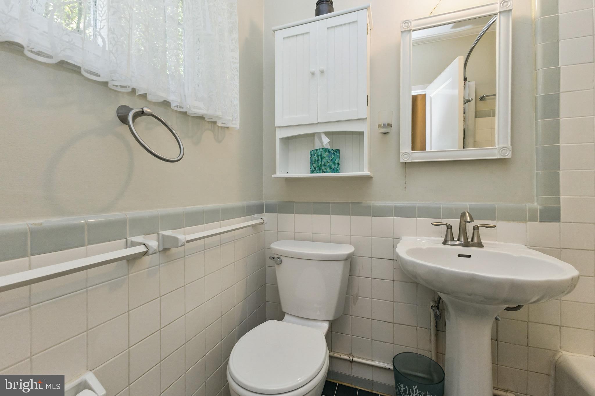 1609 Preston Road Alexandria, VA 22302 - Photo 18 of 34 a bathroom with a sink toilet and a mirror
