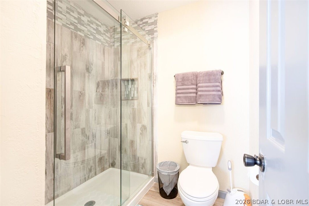 472 Jupiter Road Camdenton, MO 65020 - Photo 26 of 59 Great Shower in Primary Bath.