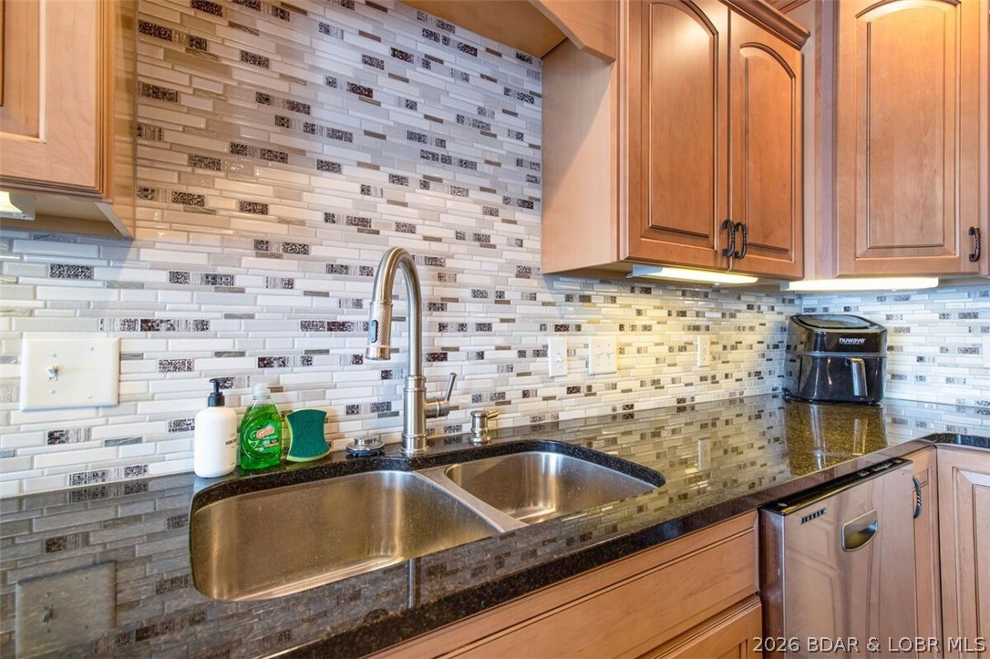 472 Jupiter Road Camdenton, MO 65020 - Photo 41 of 59 Lovely backsplash and granite