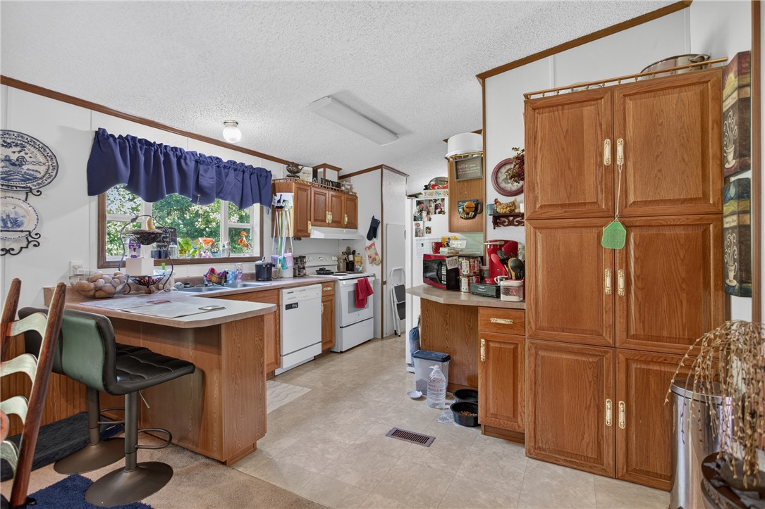 418 Chauga Road Westminster, SC 29693 - Photo 6 of 38 A well-equipped kitchen features ample cabinetry and a practical breakfast bar.