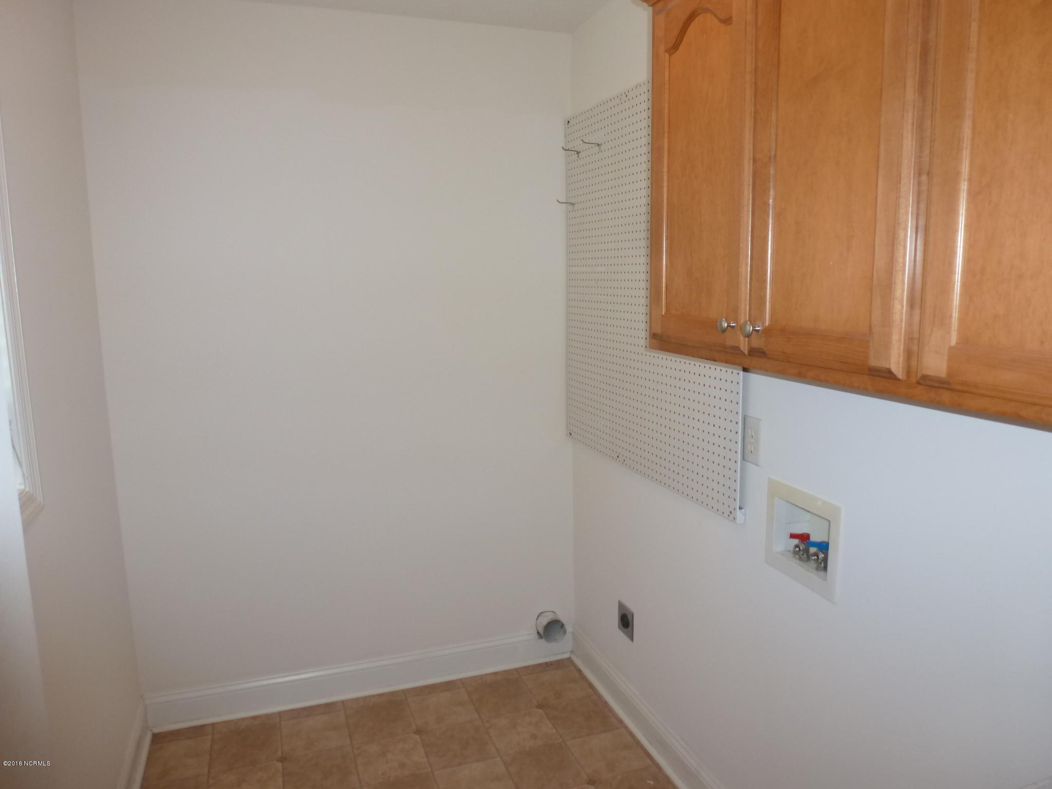 302 Conner Grant Road New Bern, NC 28562 - Photo 34 of 36 Windowed Laundry