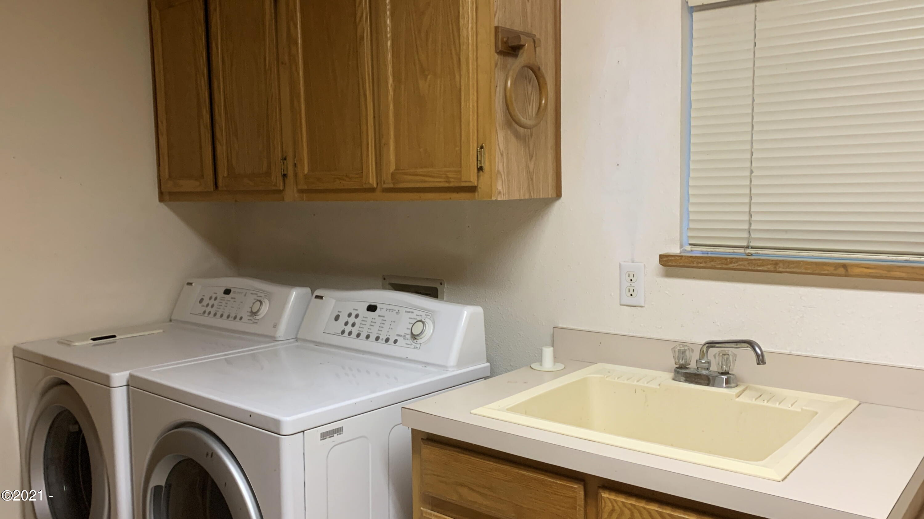 271 East Darkey Creek Road Waldport, OR 97394 - Photo 12 of 26 Laundry