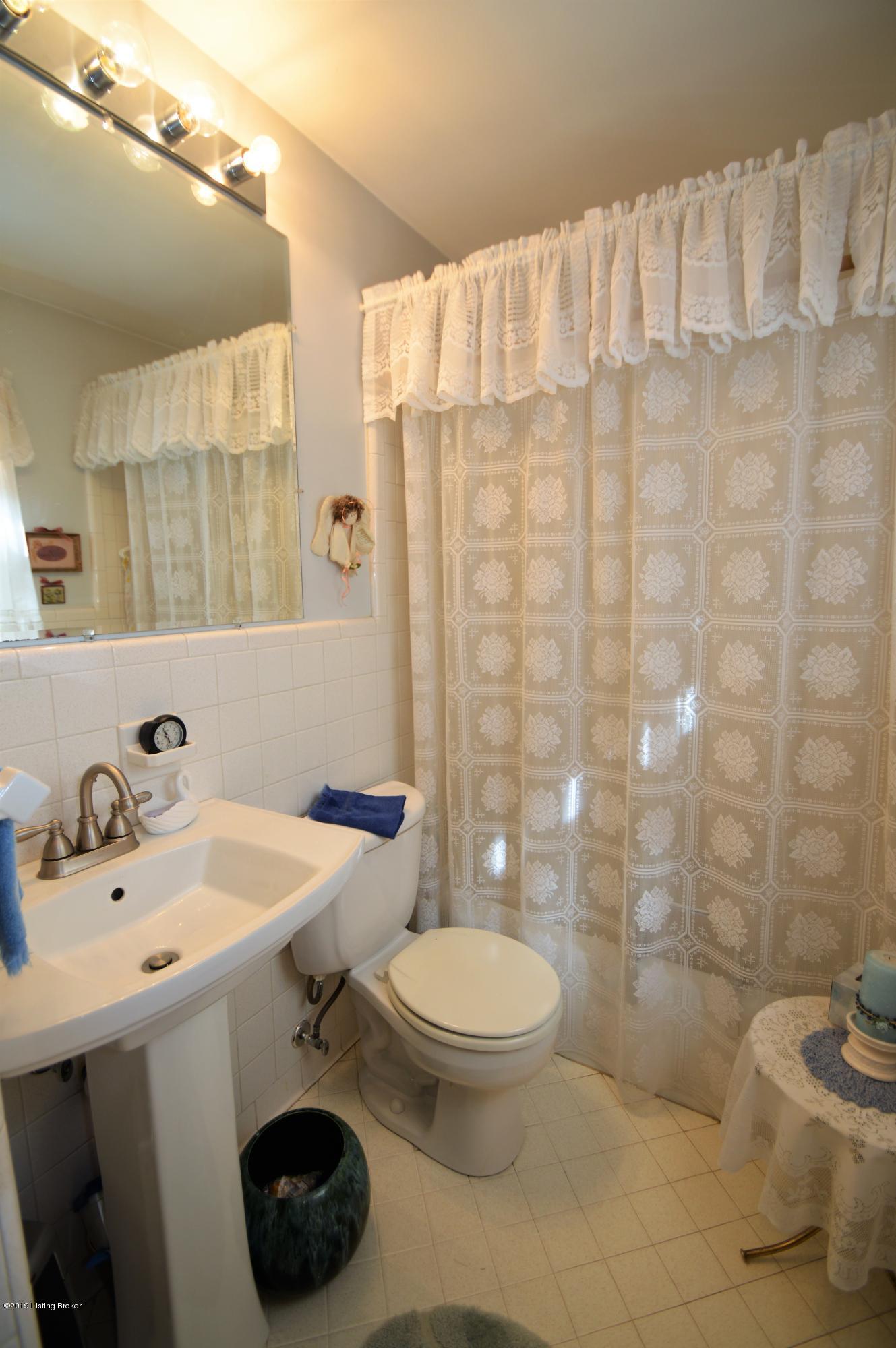 9803 Fairmount Road Louisville, KY 40291 - Photo 20 of 50 DSC_0018 (2)