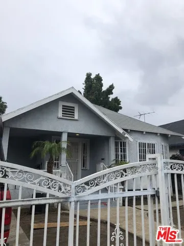 a view of front a house with a yard