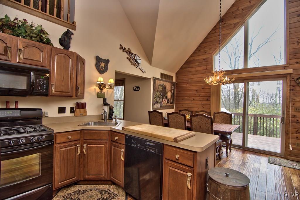95 Rhododendron Road Jim Thorpe, PA 18229 - Photo 15 of 50 Alternate view of the kitchen & dining area w/ sli