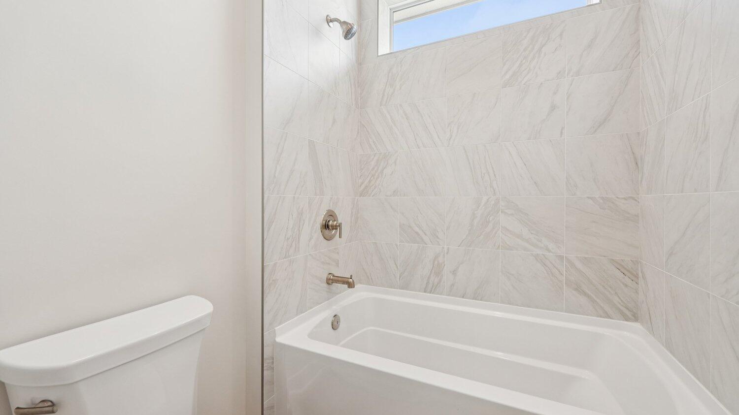 W221-n4564 W221-n4564 Timber Court, Unit LT175 Pewaukee, WI 53072 - Photo 12 of 17 Bath 2