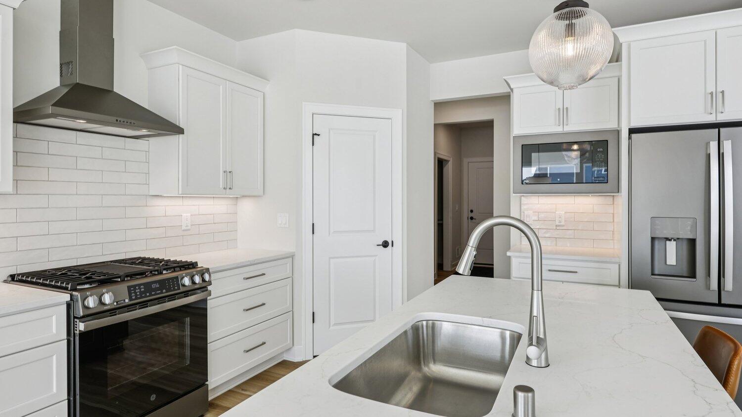 W221-n4564 W221-n4564 Timber Court, Unit LT175 Pewaukee, WI 53072 - Photo 6 of 17 Kitchen