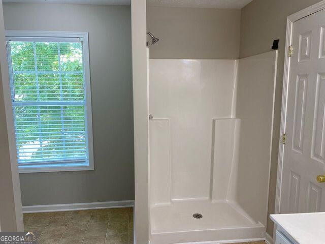 646 Lakes Circle Lithonia, GA 30058 - Photo 23 of 32 a bathroom with a bathtub