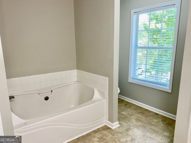 646 Lakes Circle Lithonia, GA 30058 - Photo 25 of 32 a bathroom with a bathtub