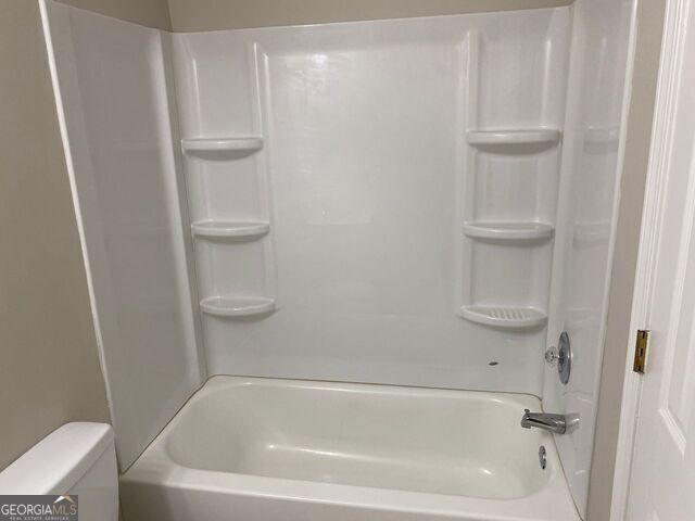 646 Lakes Circle Lithonia, GA 30058 - Photo 31 of 32 a bathroom with a bathtub