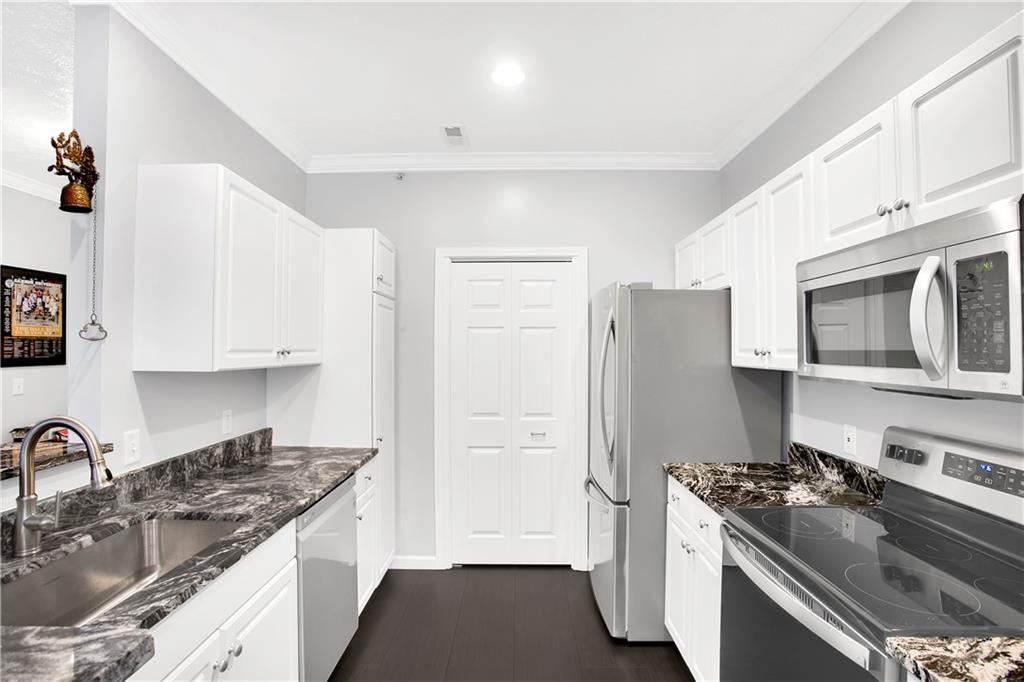808 Stockton Ridge Cranberry Township, PA 16066 - Photo 7 of 25 a kitchen with stainless steel appliances granite countertop a stove a refrigerator and a sink