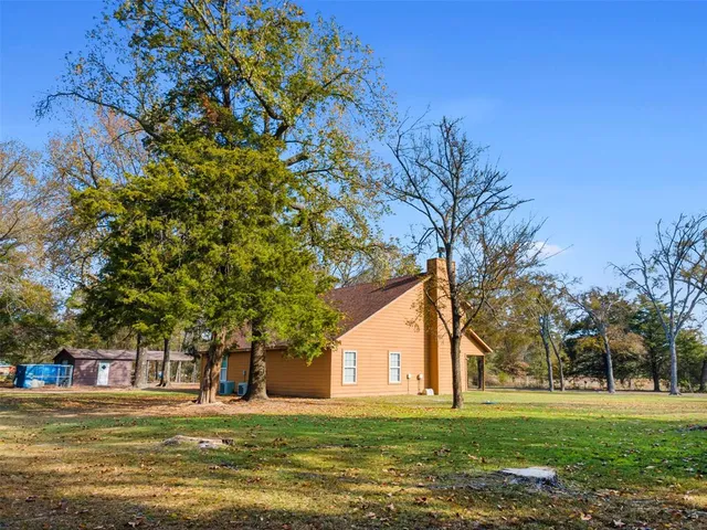 a picture of a bench in a white house