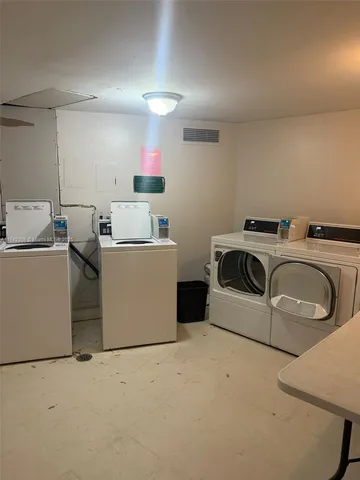 $1,300 | 2025 Northeast 164th Street, Unit 606, North Miami Beach, FL 33162