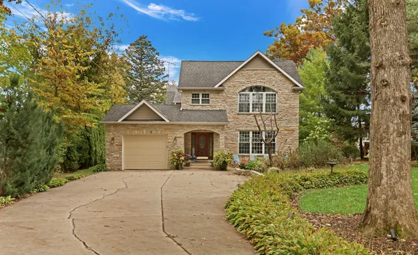 $1,000,000 | 42065 Old Lake Avenue, Antioch, IL 60002