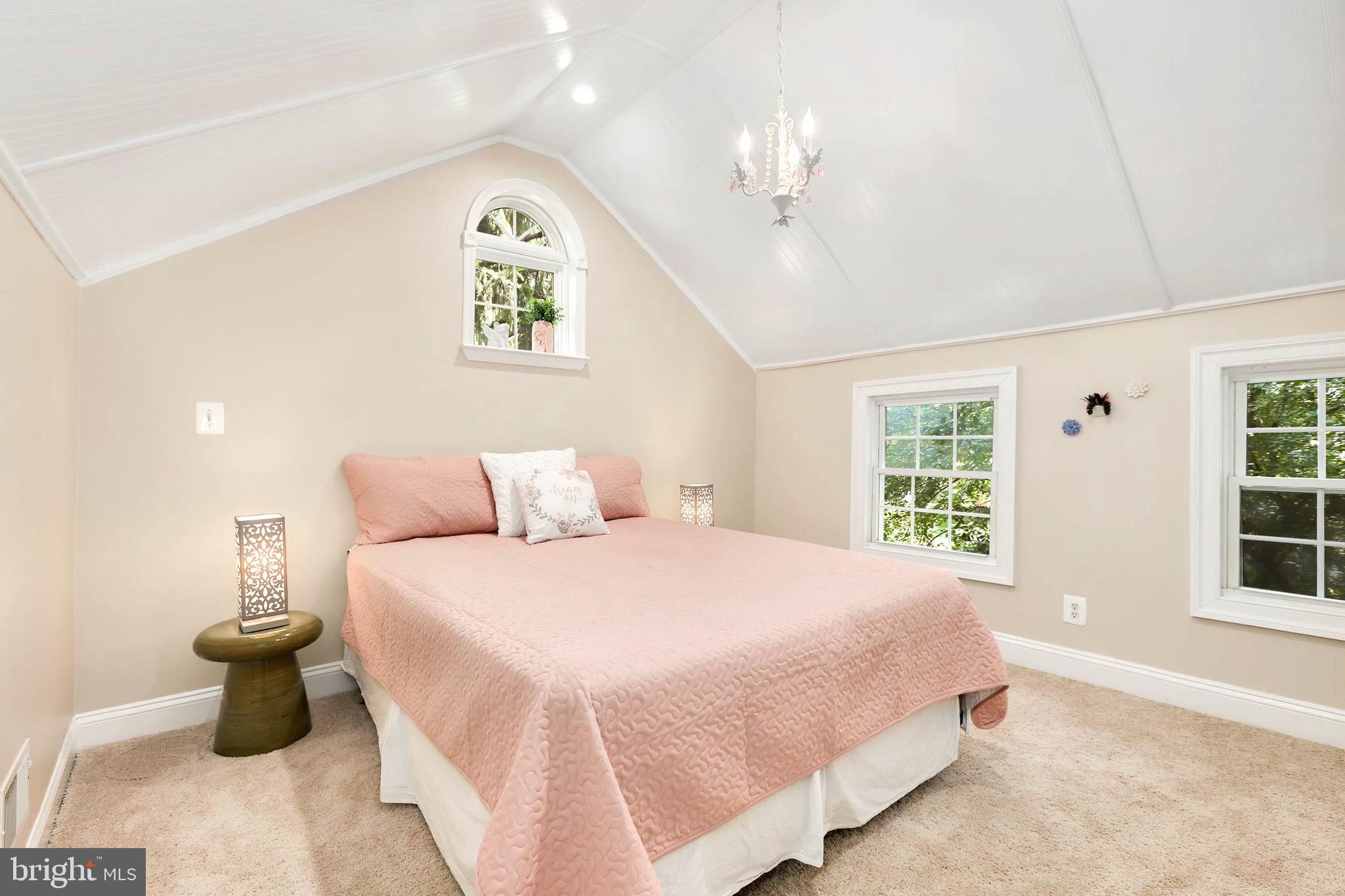 4 High Street Round Hill, VA 20141 - Photo 15 of 51 a spacious bedroom with a bed and a window