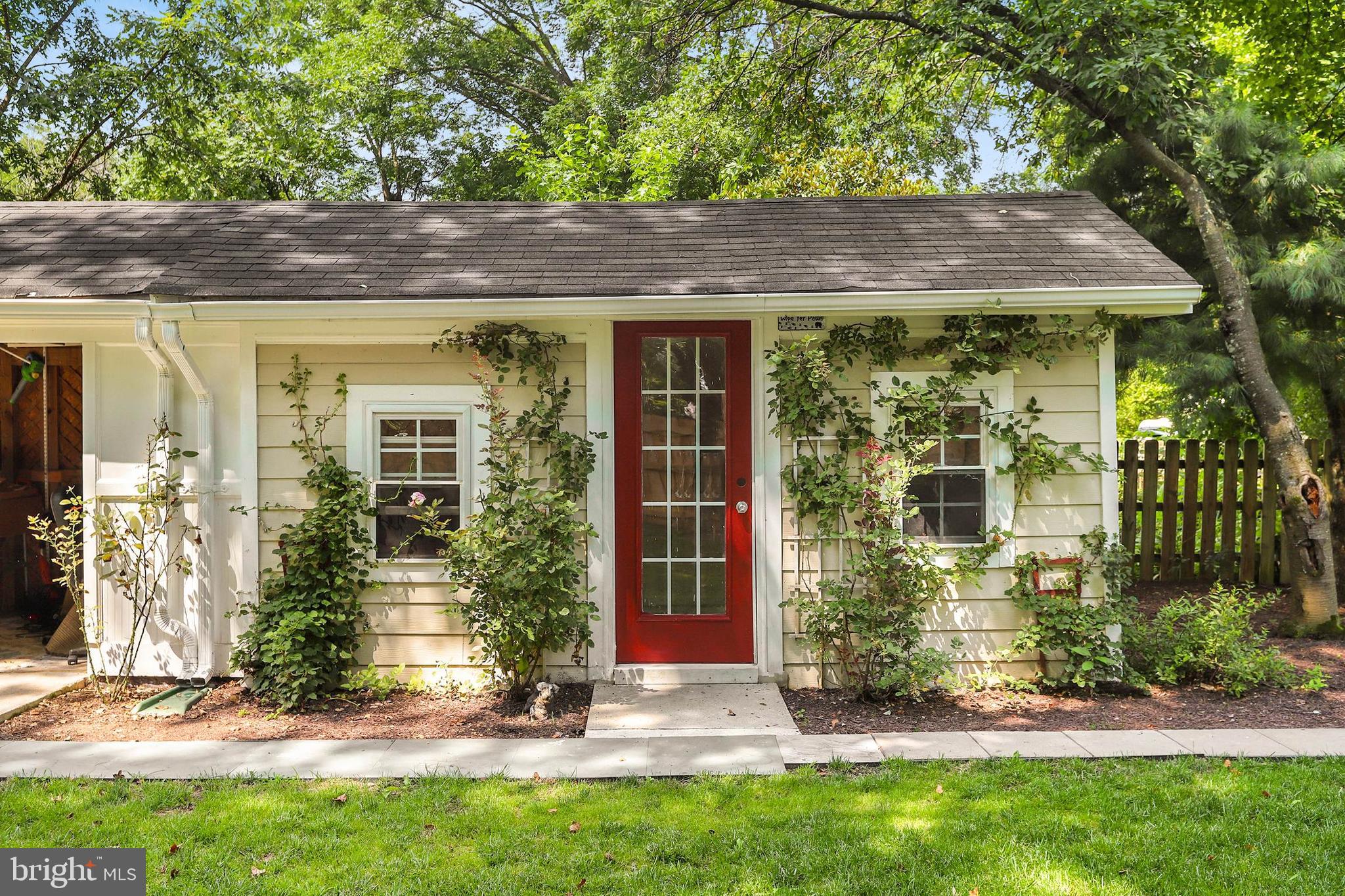 4 High Street Round Hill, VA 20141 - Photo 44 of 51 front view of a house with a yard