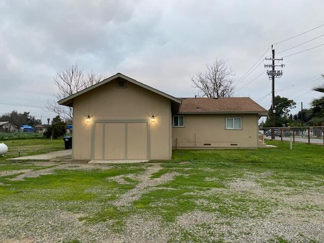 15792 Raymond Road Madera, CA 93638 - Photo 6 of 18 a house with a outdoor space