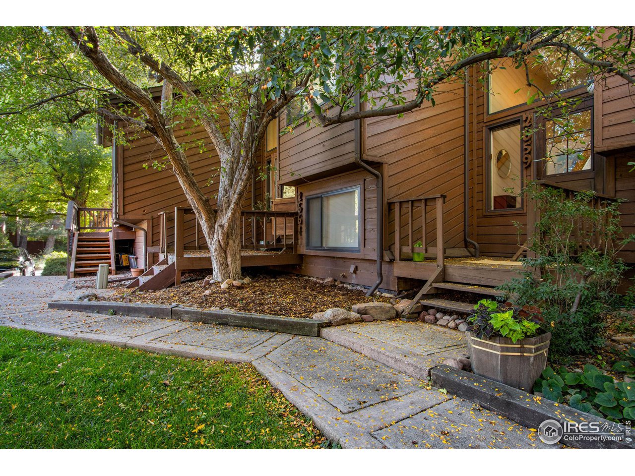 2659 Juniper Avenue, Unit 30 Boulder, CO 80304 - Photo 3 of 35 a backyard of a house with lots of green space