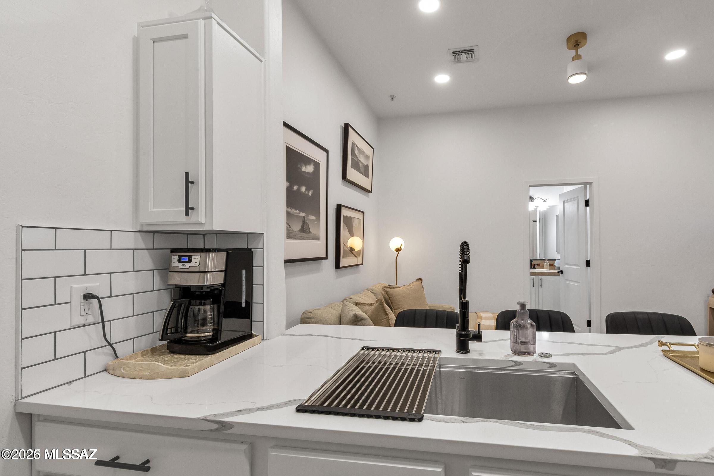 2018 East River Road, Unit 201 Tucson, AZ 85718 - Photo 8 of 22