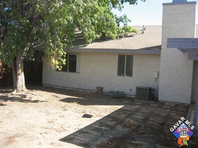 44025 Glenraven Road Lancaster, CA 93535 - Photo 5 of 5 a backyard of a house