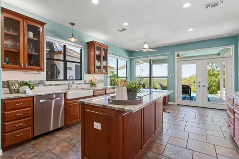 $975,000 | 1121 Kings Cove Drive, Canyon Lake, TX 78133