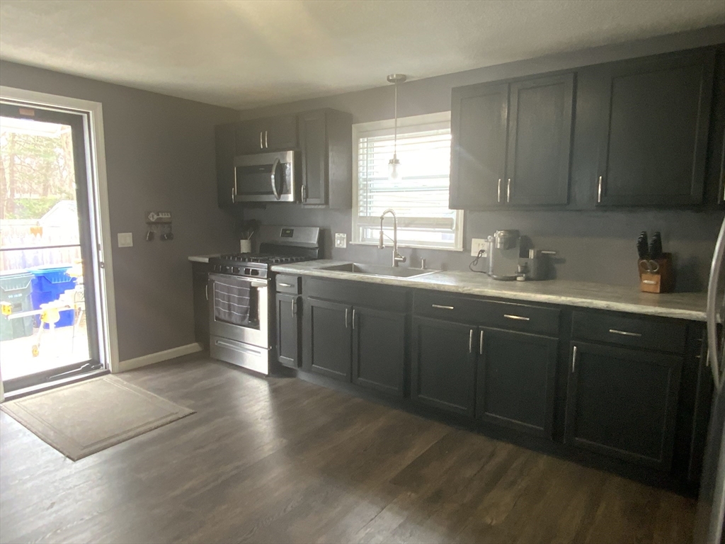 86 Peekskill Avenue Springfield, MA 01129 - Photo 3 of 18