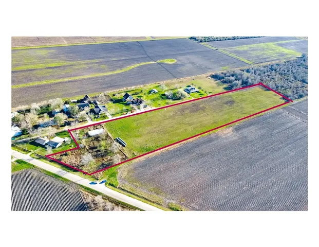 a black and white photo of a room