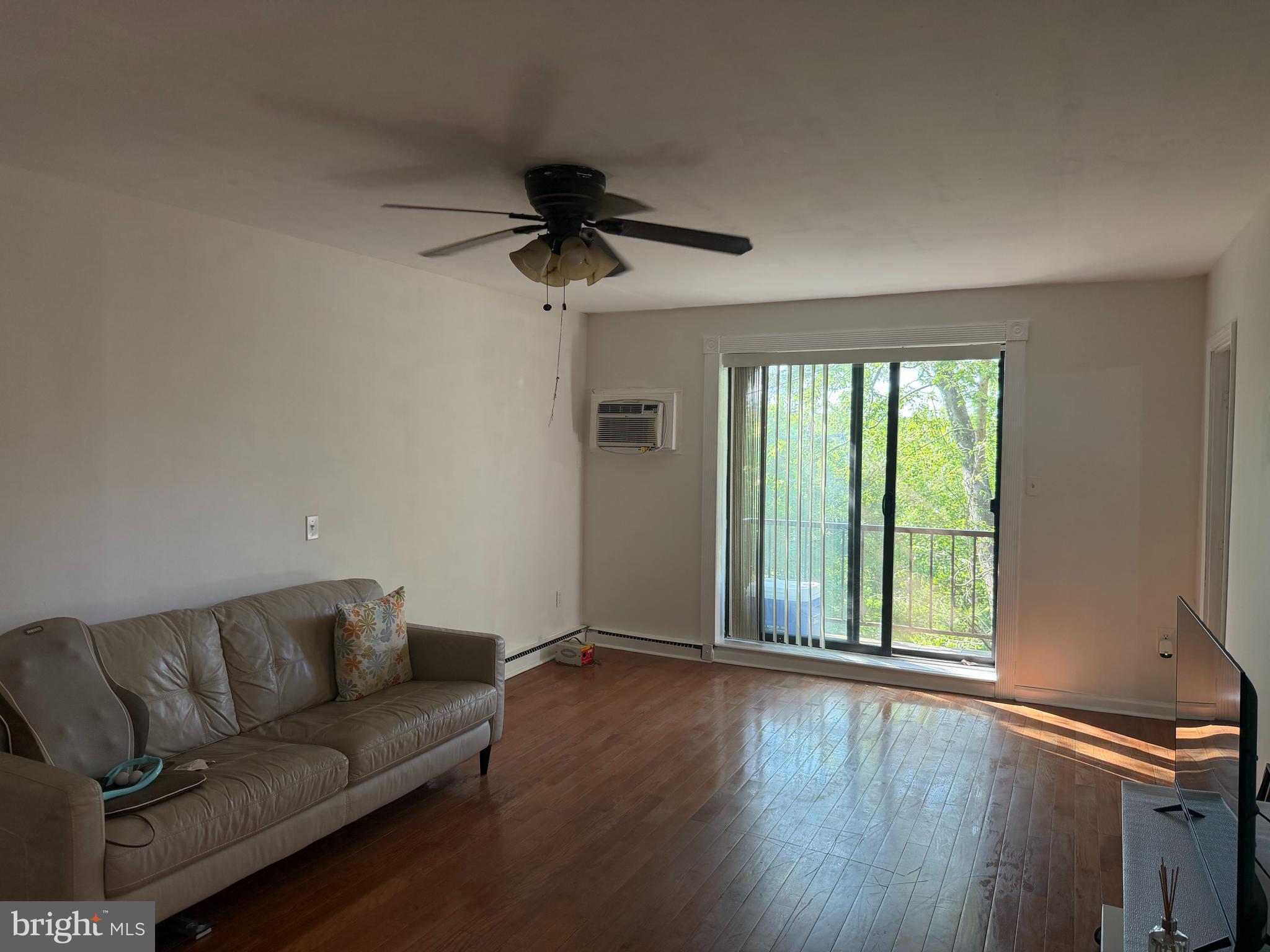 400 Glendale Road, Unit D40 Havertown, PA 19083 - Photo 3 of 7 Livingroom