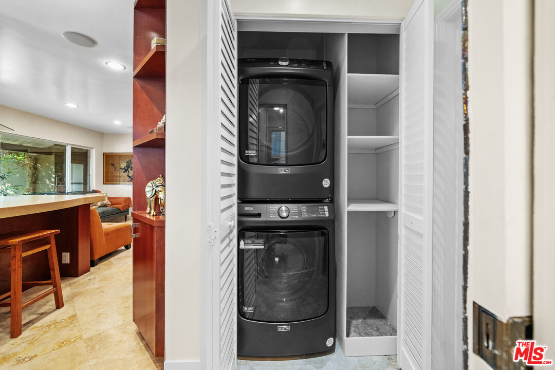 5008 Valley Ridge Avenue View Park, CA 90043 - Photo 13 of 28 a view of living room with washer and dryer