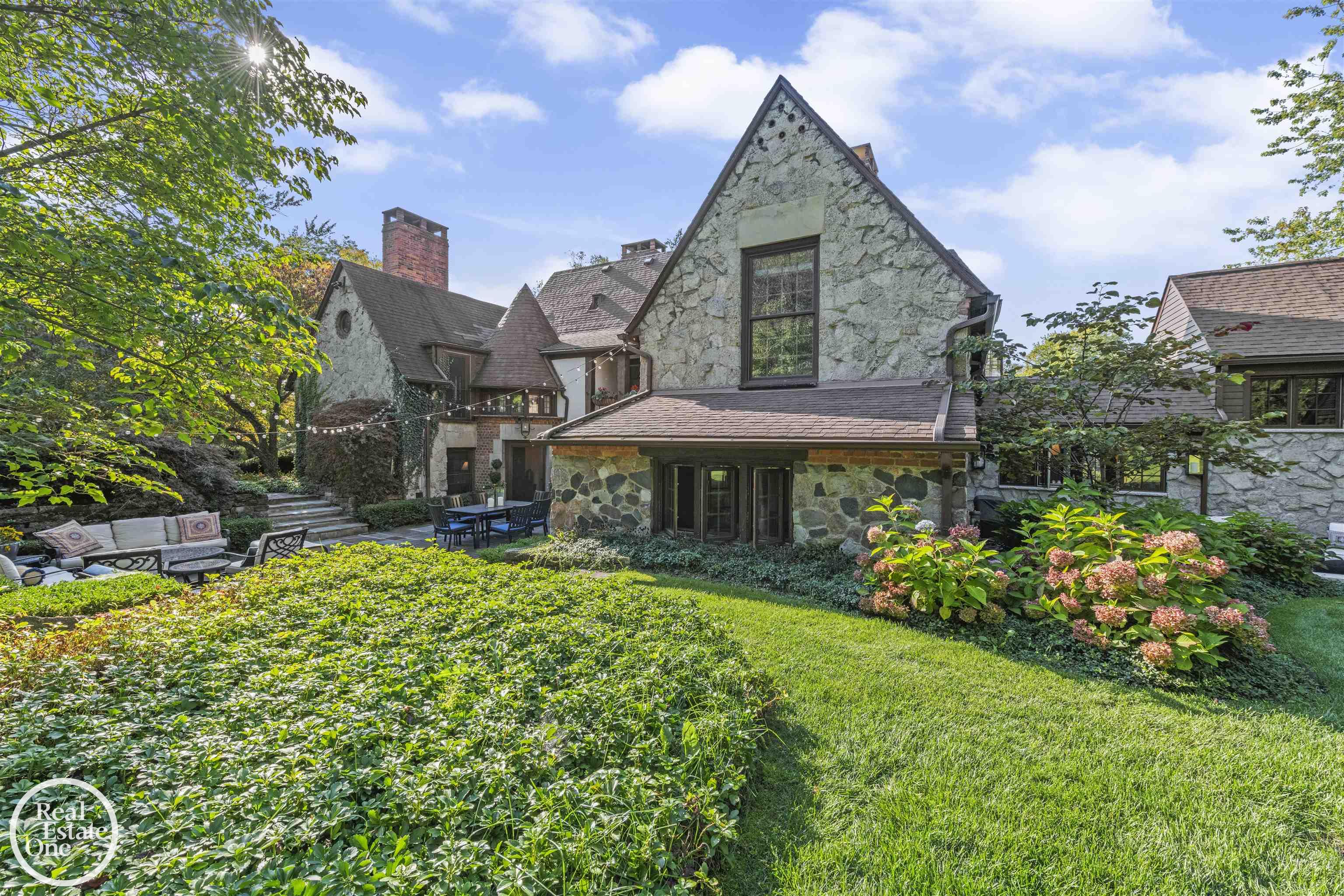242 Lewiston Road Grosse Pointe, MI 48236 - Photo 3 of 63 50202667-2b4765c8-3c0c-4bf2-8cca-78c0fb310774.JPG