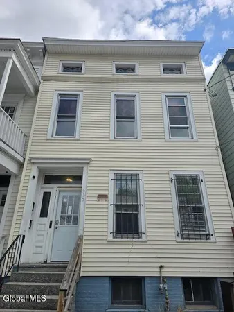 $2,000 | 517 Hamilton Street, Unit 2, Albany, NY 12203