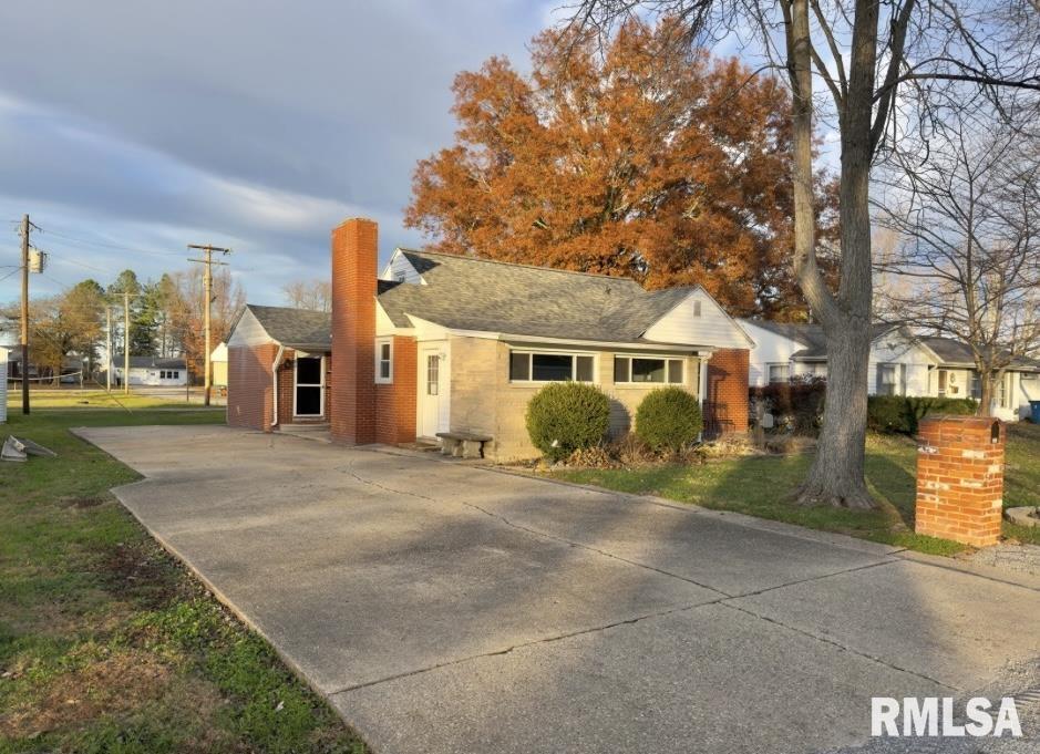 a view of a house with a yard and garage