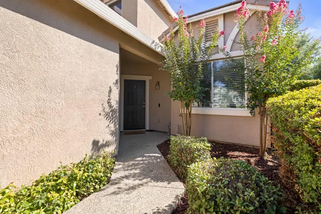 a view of small garden in front of a house