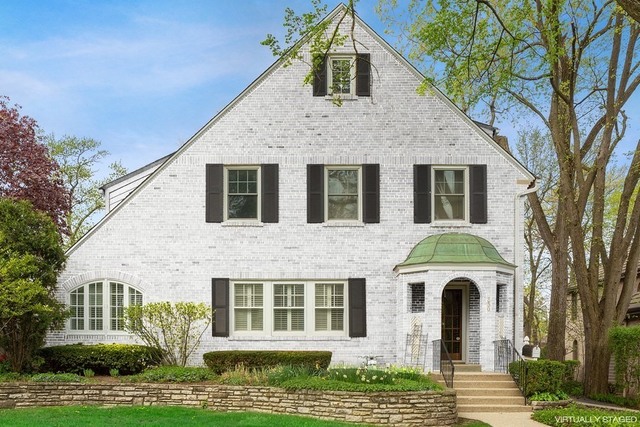 330 Radcliffe Way Hinsdale, IL 60521 - Photo 2 of 27 a front view of a house with garden