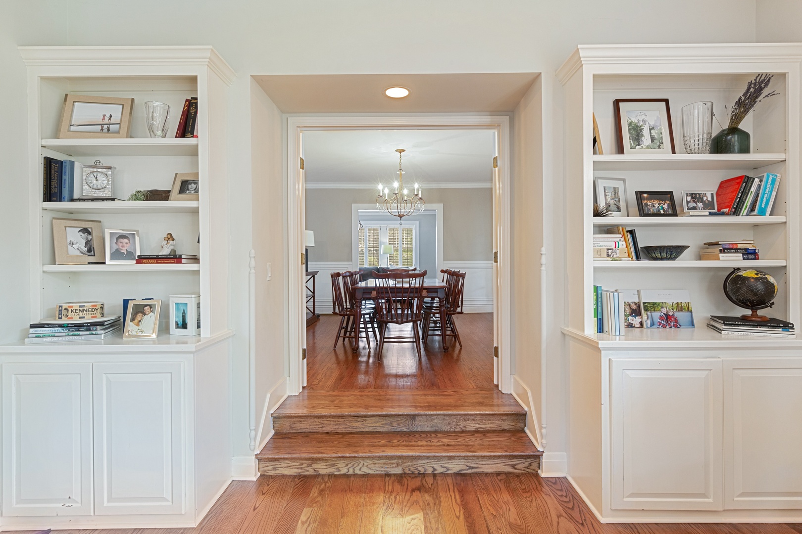 330 Radcliffe Way Hinsdale, IL 60521 - Photo 11 of 27 a living room with furniture and a book shelf