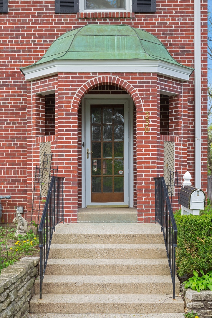 330 Radcliffe Way Hinsdale, IL 60521 - Photo 3 of 27 a front view of a house