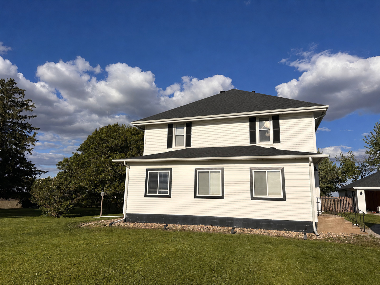 5081 North 2850 East Road Le Roy, IL 61752 - Photo 1 of 1 a front view of a house with a garden