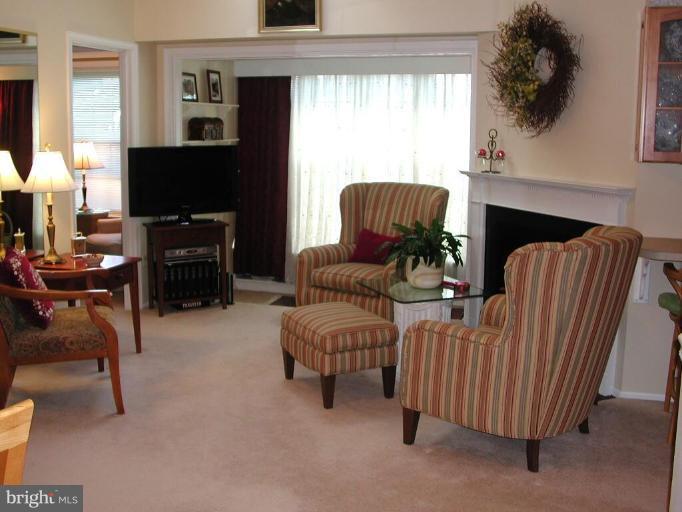 116 Fort Evans Road Southeast, Unit F Leesburg, VA 20175 - Photo 4 of 17 Living Room