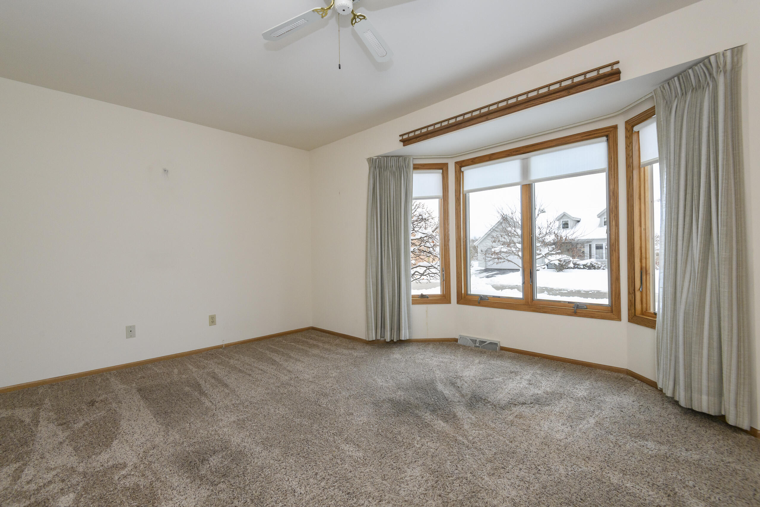 W180N9890 Riversbend Circle West Germantown, WI 53022 - Photo 20 of 39 2nd Bedroom w/ Bow Window