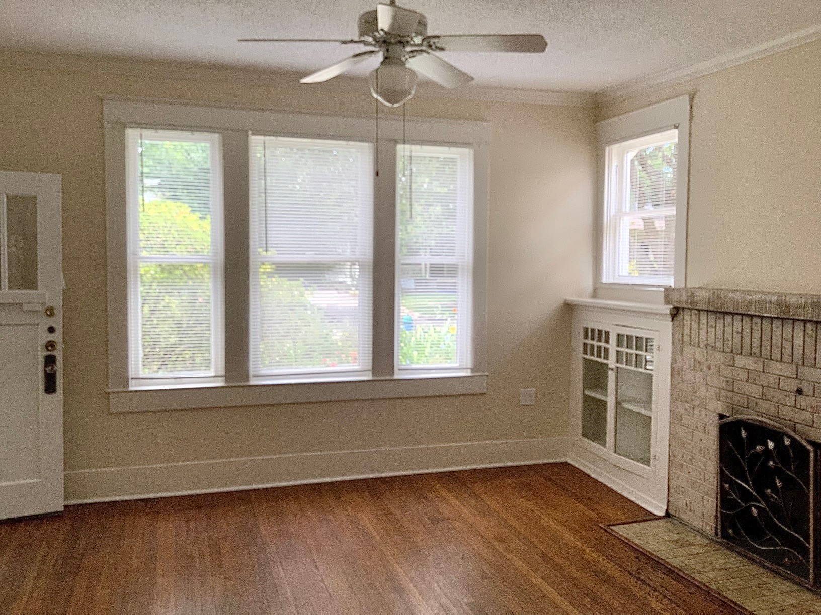 1322 Harvard Street Houston, TX 77008 - Photo 4 of 19 Step inside to hardwood floors, nice natural light and large living room.