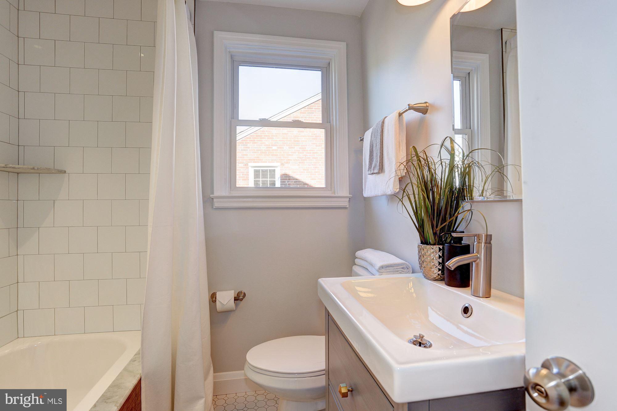 1316 Heather Hill Road Baltimore, MD 21239 - Photo 14 of 28 Bath
